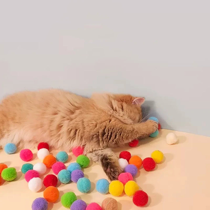 Juguete interactivo para gatos: lanzador de pelotas de peluche para jugar en interiores.